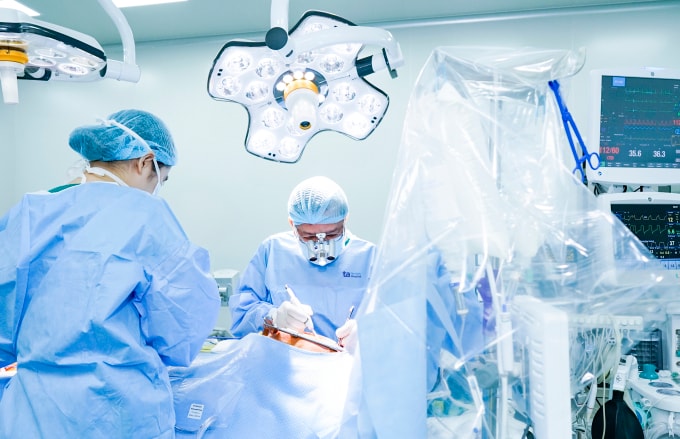 Bác sĩ phẫu thuật bắc cầu để tái thông mạch vành cho bệnh nhân. Ảnh: Thanh Luận
