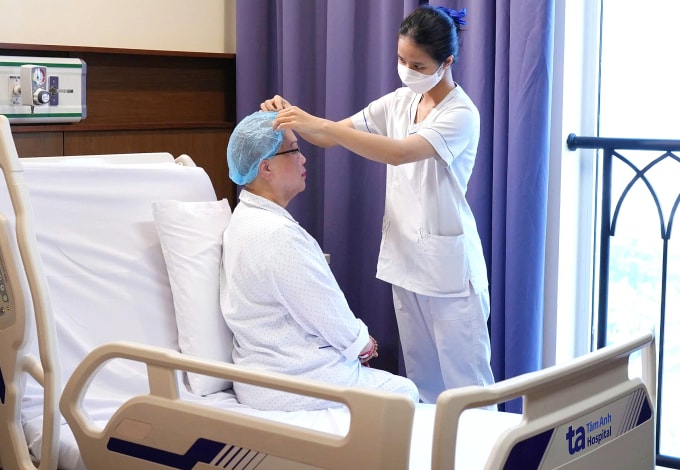 Điều dưỡng kiểm tra vết mổ cho người bệnh. Ảnh: Bệnh viện Đa khoa Tâm Anh