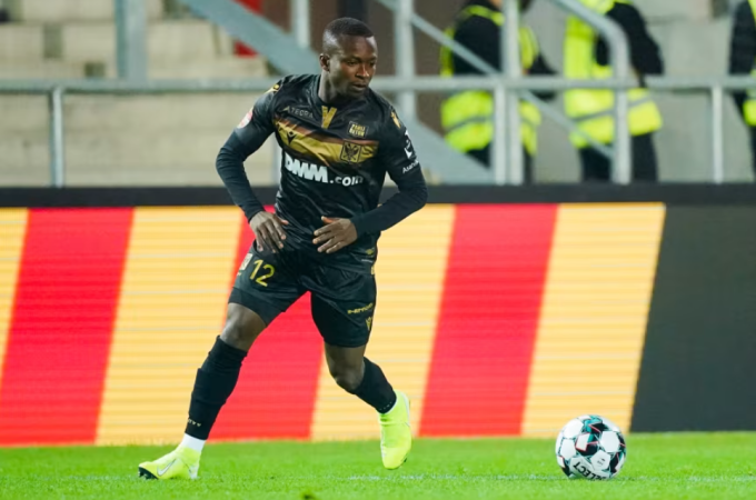 Samuel Asamoah trong màu áo CLB Bỉ Sint Truiden VV ngày 26/9/2020. Ảnh: BSR Agency