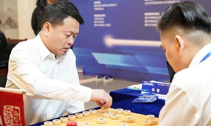 Hồng Trí (trái) trong ván đấu với Lại Lý Huynh ở trận bán kết giữa Thâm Quyến và Hàng Châu tại giải cờ tướng đồng đội Trung Quốc, Giáp Cấp Liên Tái 2025. Ảnh: Baidu