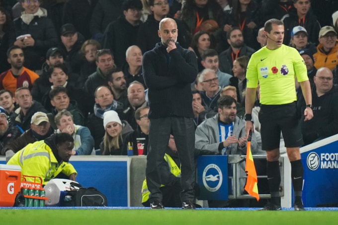 HLV Man City Pep Guardiola trong trận thua Brighton 1-2 ở vòng 11 Ngoại hạng Anh trên sân Falmer, Brighton ngày 10/11/2024. Ảnh: AP
