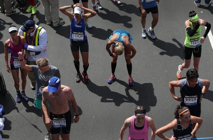 Vẻ mệt mỏi của các runner sau khi hoàn thành Boston Marathon 2025. Ảnh: Boston Globe