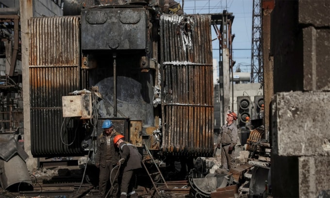 Trạm biến áp tại một nhà máy điện của Ukraine bị phá hủy sau vụ tập kích tháng 4/2024. Ảnh: Reuters