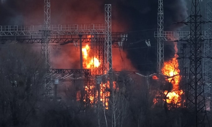 Hỏa hoạn tại trạm điện cao thế tại thành phố Kharkov sau vụ tập kích tháng 3/2024. Ảnh: Reuters