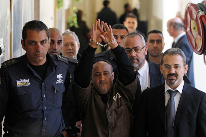 Thủ lĩnh phong trào Fatah Marwan Barghouti (giữa) được áp giải đến tòa án ở Jerusalem hồi tháng 1/2012. Ảnh: Reuters