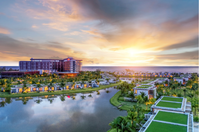 Khu nghỉ dưỡng Mövenpick Resort Waverly Phú Quốc nằm bên bãi Ông Lang. Ảnh: MIK