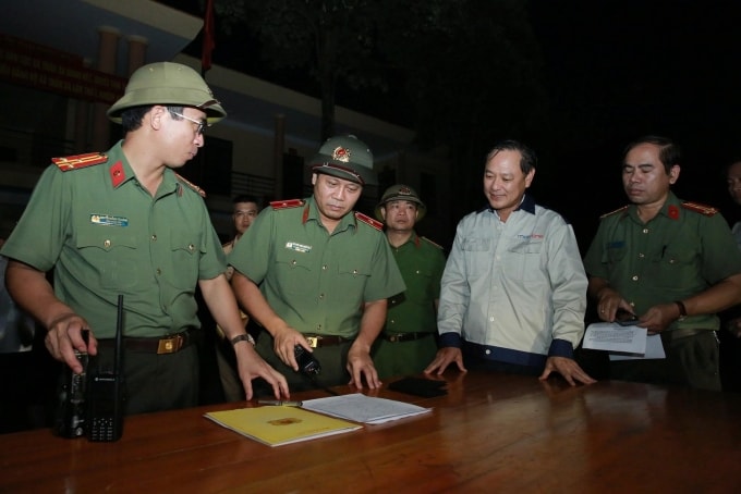 Thiếu tướng Nguyễn Hồng Nguyên chỉ đạo các lực lượng khắc phục sự cố mạng. Ảnh: Linh Đan