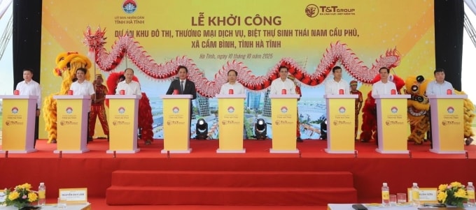 Các đại biểu thực hiện nghi lễ bấm nút khởi công dự án. Ảnh: