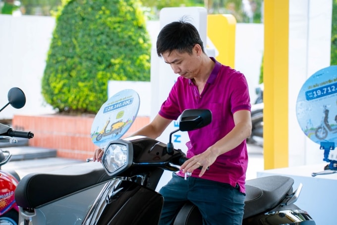 Một người dùng tham khảo xe máy điện VinFast tại sự kiện.