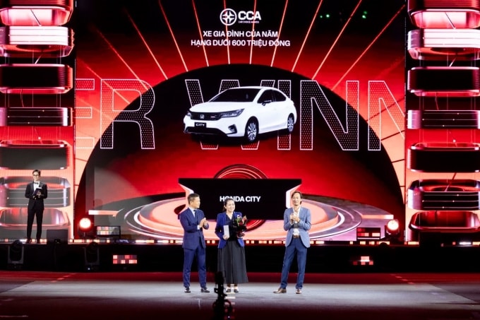 Đại diện Honda Việt Nam (giữa) tại một lễ trao giải. Ảnh: HVN