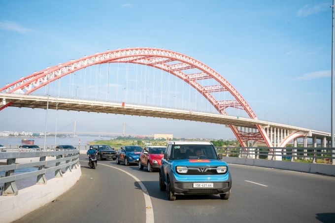 Dàn xe VinFast tại một sự kiện đổi xăng lấy điện.