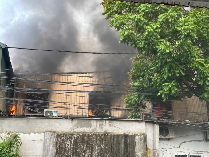 Lửa bốc lên bên trong nhà xưởng ở xã Phú Nghĩa, trưa 10/10. Ảnh: Gia Chính