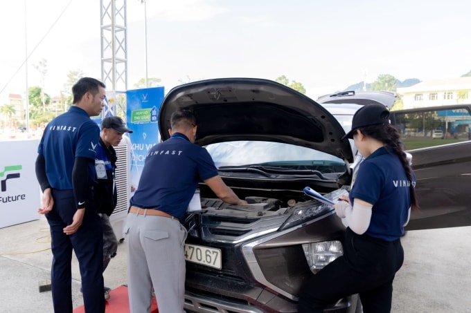 Chuyên gia VinFast và đối tác hỗ trợ định giá xe tại sự kiện.