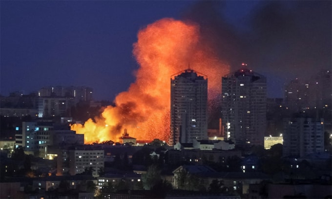 Hỏa hoạn bùng phát tại thủ đô Kiev, Ukraine sau trận tập kích ngày 6/6. Ảnh: Reuters