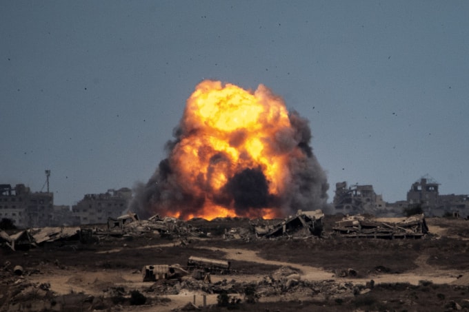 Khói lửa bốc lên sau khi Israel không kích vào Dải Gaza ngày 9/10. Ảnh: AFP