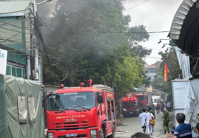 6 xe cứu hỏa, ba xe cứu thương được điều đến hiện trường. Ảnh: Gia Chính