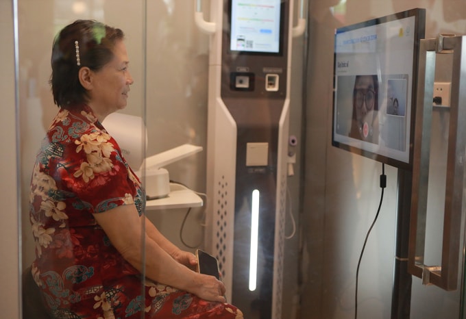 Người dân trải nghiệm khám sức khỏe trong Trạm công dân số. Ảnh: Nhật Vy
