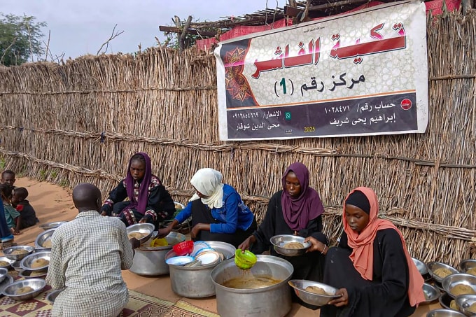 Các tình nguyện viên ERR làm việc ở bếp ăn từ thiện tại thành phố Al Fasher, Sudan, ngày 11/8. Ảnh: AFP