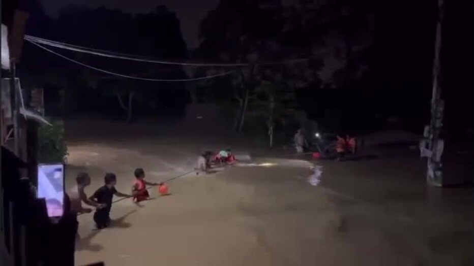 Người dân Sóc Sơn trắng đêm đắp đê, bất lực trước dòng nước lũ