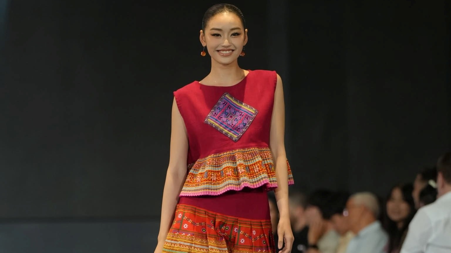 Yến Nhi diễn thời trang tại Miss Grand International