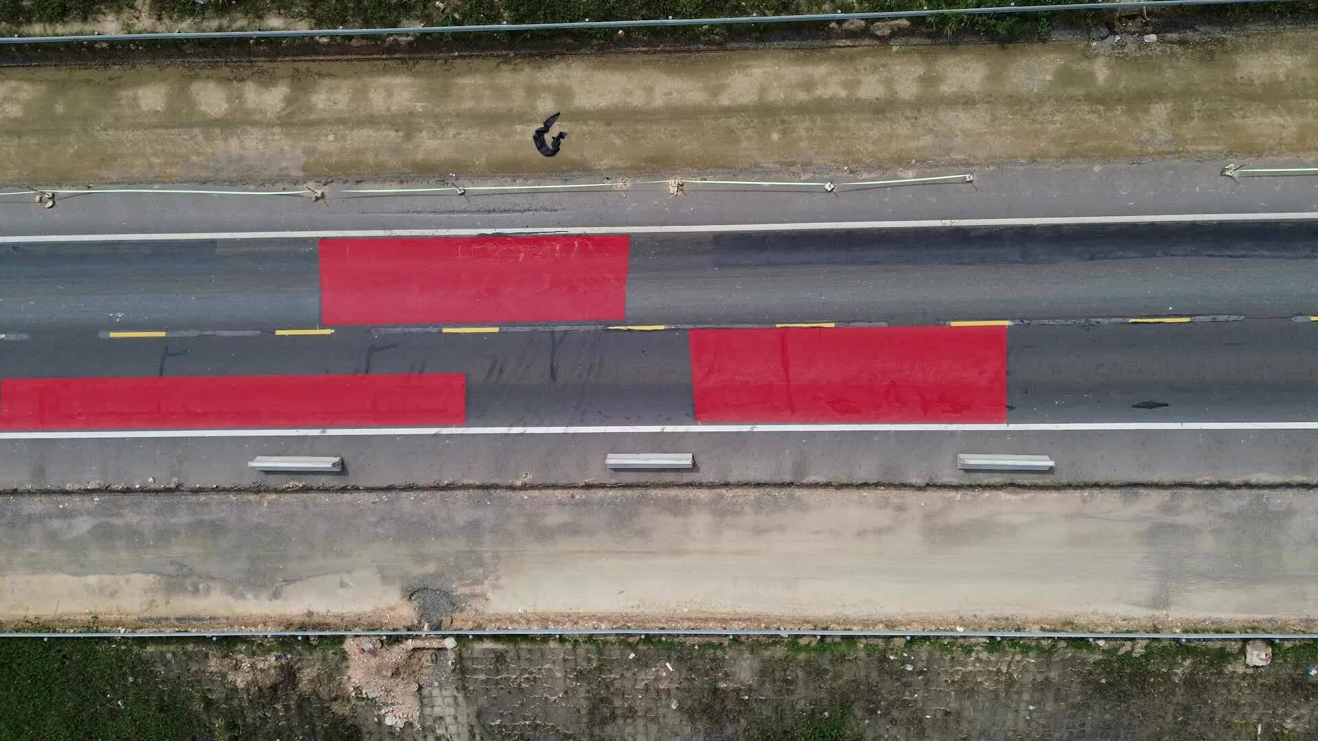 Cao tốc La Sơn - Hòa Liên chi chít vết vá mặt đường