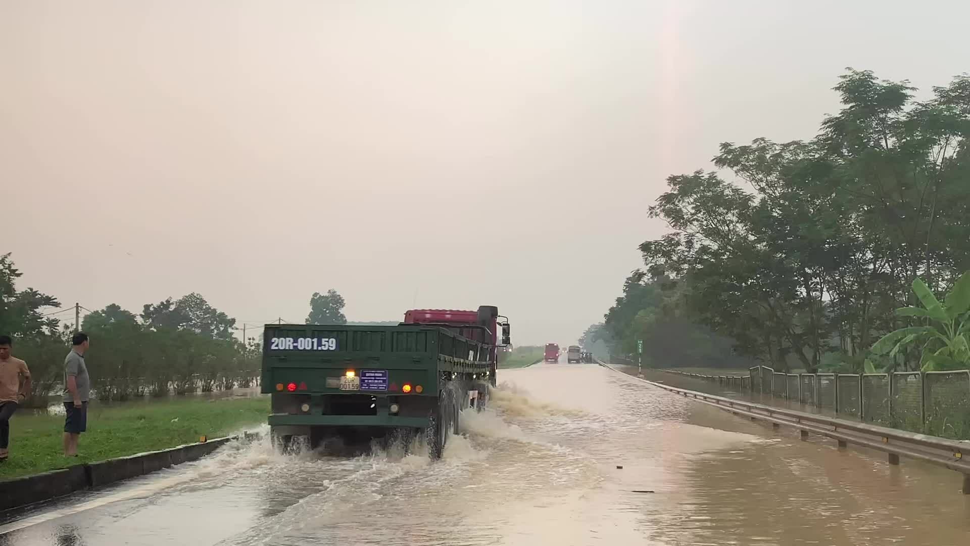 Cao tốc Hà Nội - Thái Nguyên ngập nửa mét, hạn chế xe di chuyển