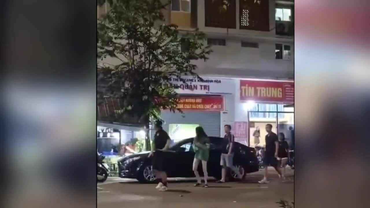 Nam thanh niên cầm dao chém người trên phố