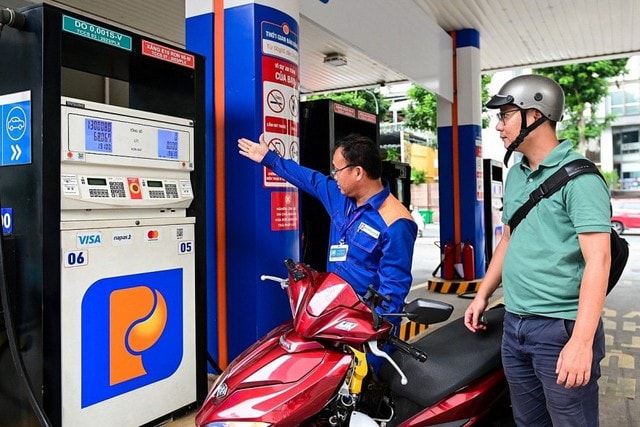 Hỗ trợ 3 triệu đồng cho lắp điện mặt trời, giá xăng giảm, Trung Quốc siết xuất khẩu đất hiếm- Ảnh 1.