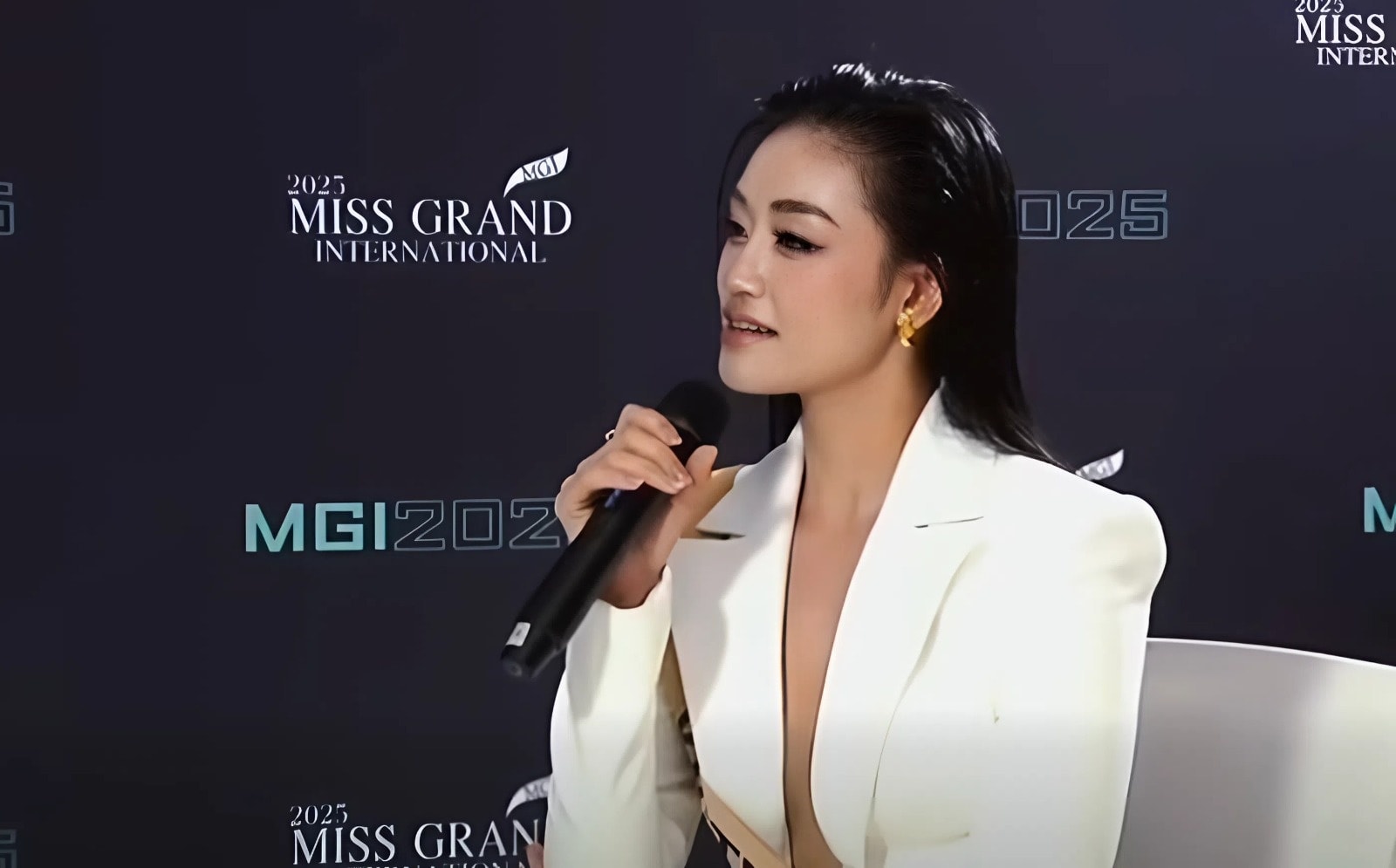 Hoa hau Yen Nhi anh 1