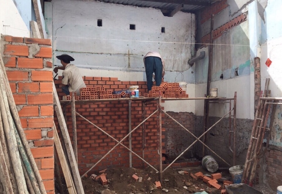Thiếu giám sát là một trong những nguyên nhân làm tăng chi phí sửa nhà. (Ảnh minh họa)