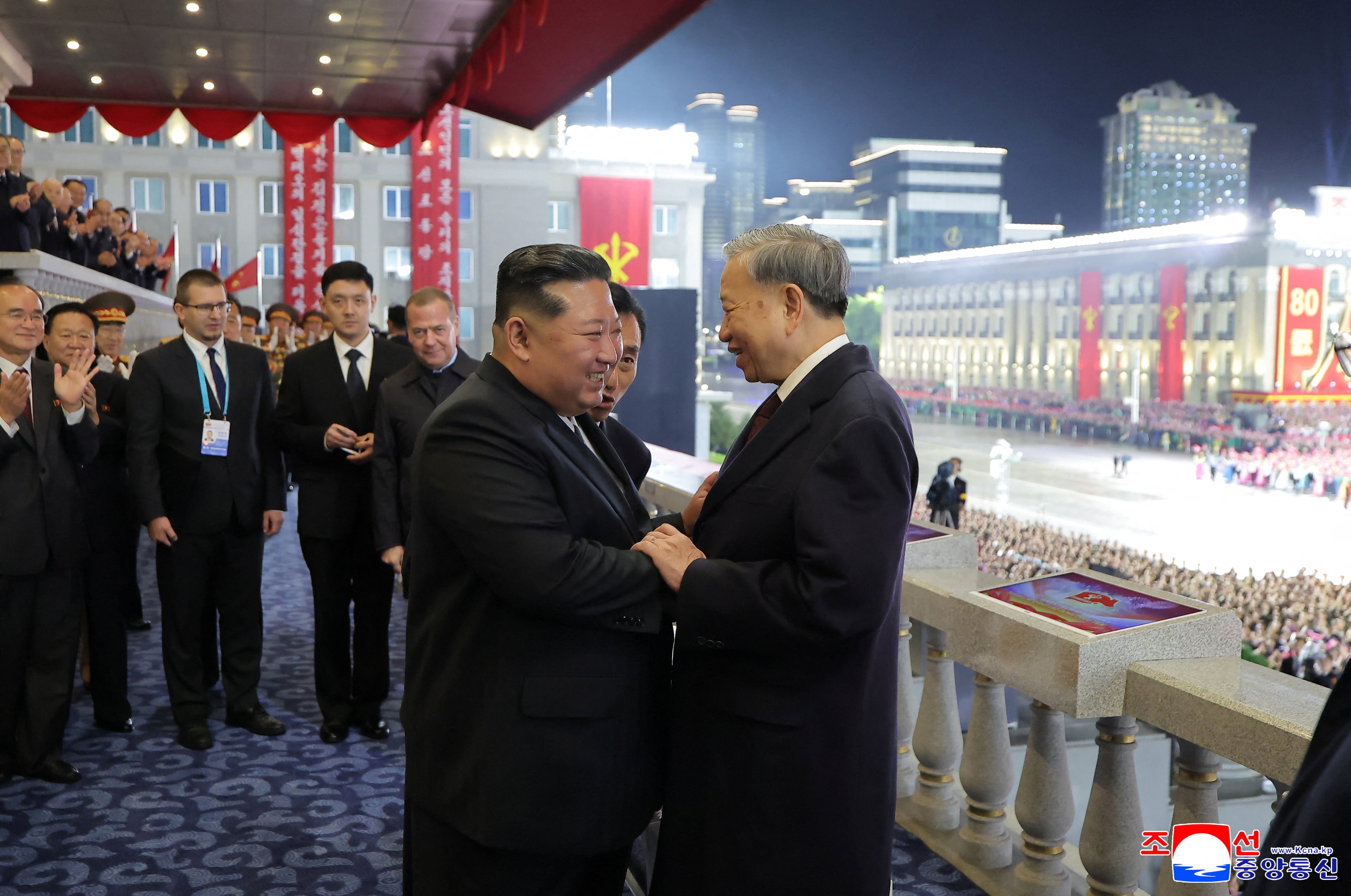 Chủ tịch Triều Tiên Kim Jong-un và Tổng Bí thư Tô Lâm lại Lễ duyệt binh kỷ niệm 80 năm đảng Lao động Triều Tiên. (Ảnh: KCNA)