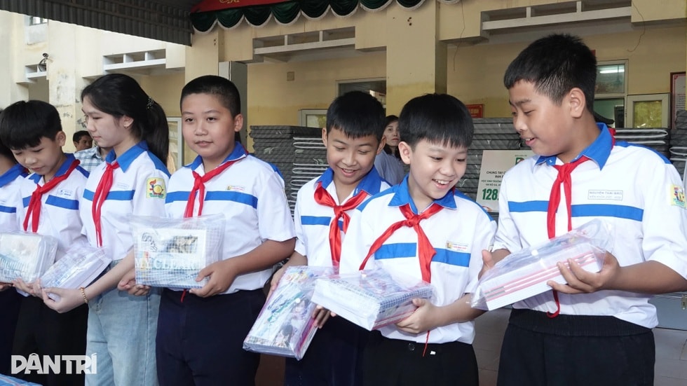 Báo Dân trí trao yêu thương của bạn đọc đến học sinh vùng lũ Vị Xuyên - 4 Báo Dân trí trao yêu thương của bạn đọc đến học sinh vùng lũ Vị Xuyên - 4