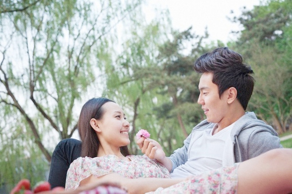 Đang hẹn hò thân mật, bạn trai tôi bất ngờ nói lắp bắp khi gặp một cô gái - 1