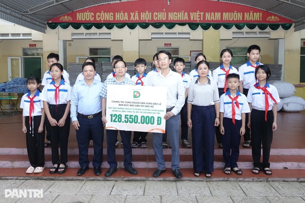 Báo Dân trí trao yêu thương của bạn đọc đến học sinh vùng lũ Vị Xuyên - 1 Báo Dân trí trao yêu thương của bạn đọc đến học sinh vùng lũ Vị Xuyên - 1