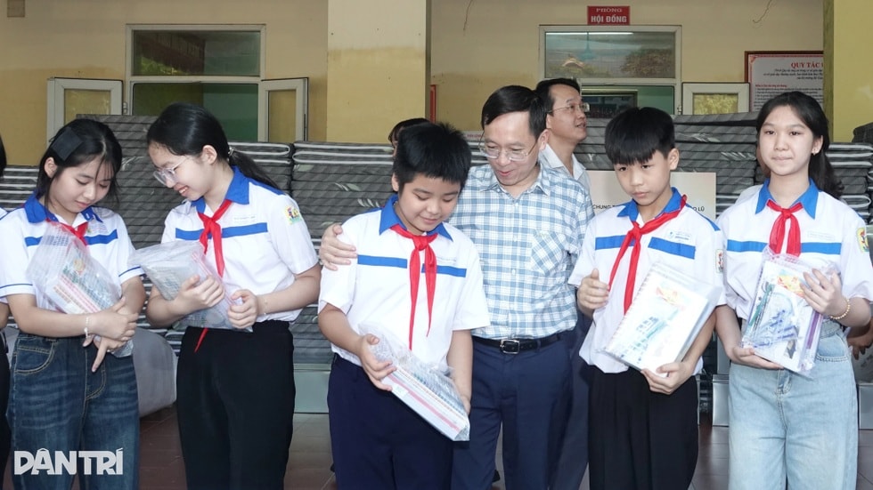 Báo Dân trí trao yêu thương của bạn đọc đến học sinh vùng lũ Vị Xuyên - 3 Báo Dân trí trao yêu thương của bạn đọc đến học sinh vùng lũ Vị Xuyên - 3