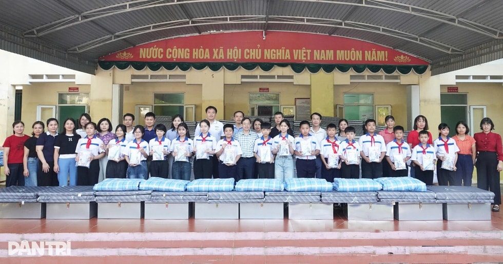 Báo Dân trí trao yêu thương của bạn đọc đến học sinh vùng lũ Vị Xuyên - 2 Báo Dân trí trao yêu thương của bạn đọc đến học sinh vùng lũ Vị Xuyên - 2