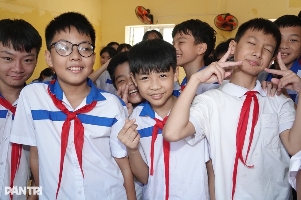 Báo Dân trí trao yêu thương của bạn đọc đến học sinh vùng lũ Vị Xuyên - 7 Báo Dân trí trao yêu thương của bạn đọc đến học sinh vùng lũ Vị Xuyên - 7