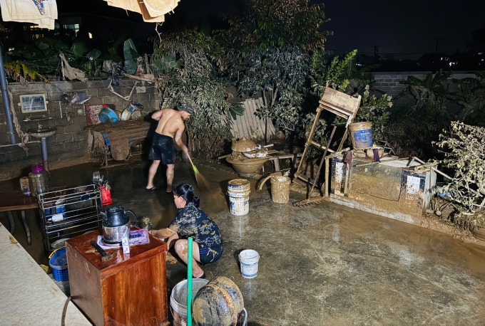 Vợ chồng ông Hồng Phương dọn nhà, tối ngày 10/10, tại tổ 8, phường Quan Triều, TP Thái Nguyên. Ảnh: Thúy Quỳnh