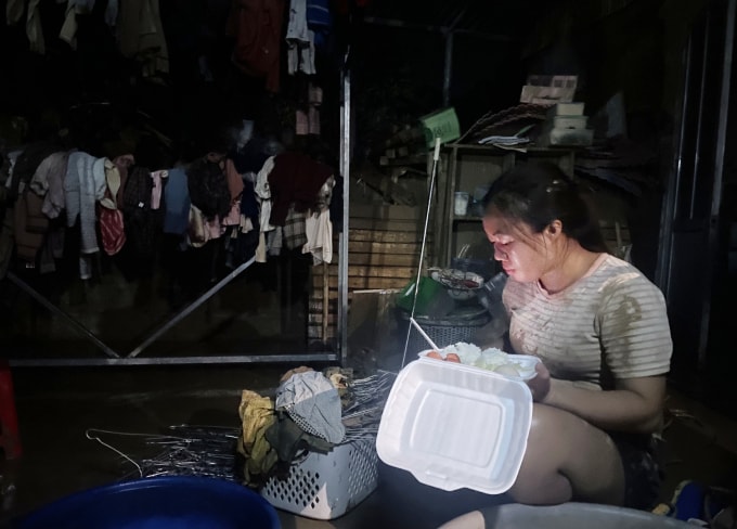 Chị Thanh Tâm ăn suất cơm từ thiện lúc 20h, ngày 10/10 tại tổ 8, phường Quan Triều, TP Thái Nguyên. Ảnh: Phan Dương