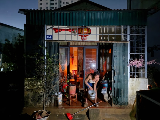 Bà Tuyết dọn nhà lúc 20h ngày 10/10, tại tổ 8, phường Quan Triều, TP Thái Nguyên. Ảnh: Thúy Quỳnh