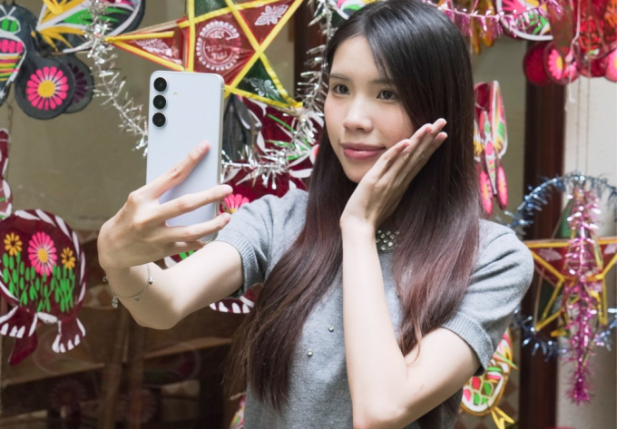 Giới trẻ selfie với Galaxy S25 FE. Ảnh: Samsung