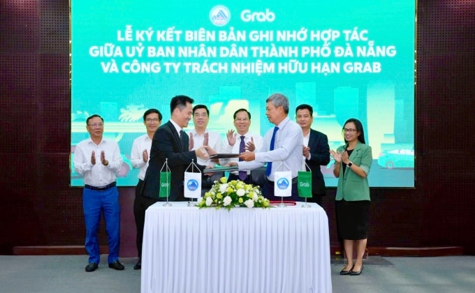 Đại diện UBND TP Đà Nẵng và Grab Việt Nam trao thỏa thuận hợp tác thúc đẩy xây dựng thành phố thông minh và chuyển đổi số. Ảnh: Grab