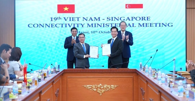 Đại diện UBND TP Đà Nẵng và Grab Việt Nam tại buổi ra mắt kế hoạch 2025-2026. Ảnh: Grab
