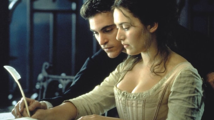 Kate Winslet và Joaquin Phoenix trong Quills. Ảnh: Fox Searchlight Pictures