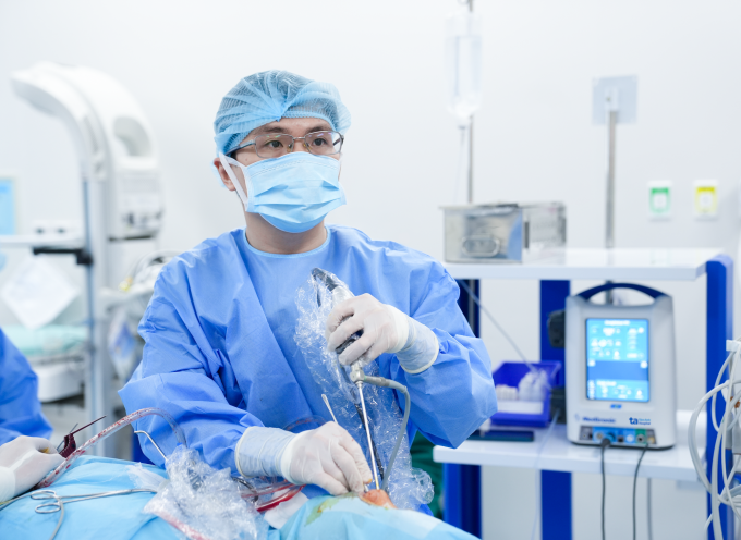 Bác sĩ Tường phẫu thuật mũi xoang cho một người bệnh. Ảnh minh họa: Bệnh viện Đa khoa Tâm Anh