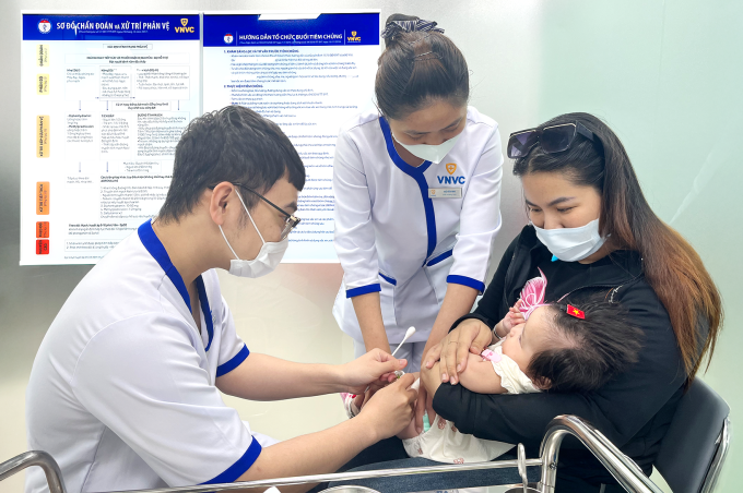 Trẻ nhỏ được mẹ đưa đi tiêm vaccine phế cầu và 6 trong 1 phòng bệnh tại Hệ thống Tiêm chủng VNVC. Ảnh: Diệu Thuần