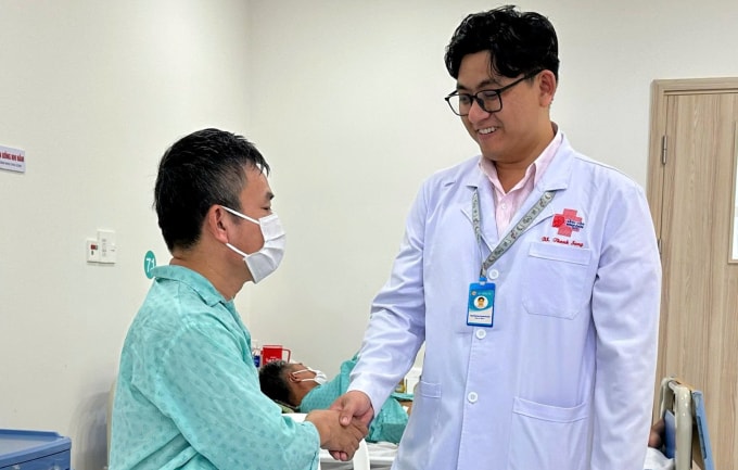 Bác sĩ dặn dò trước khi người bệnh xuất viện. Ảnh: Bệnh viện cung cấp