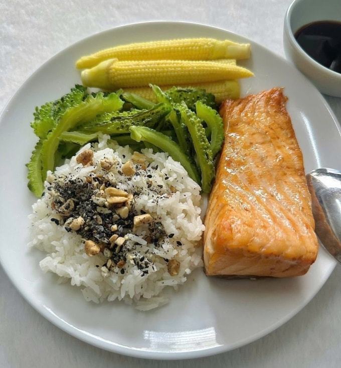 Các thực phẩm giàu canxi, omega-3 hỗ trợ phụ nữ cân bằng nội tiết tố. Ảnh: Đình Diệu