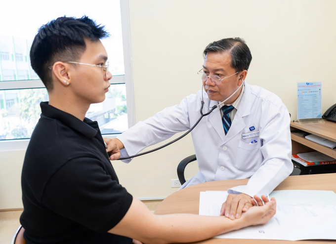 Bác sĩ Quang Minh kiểm tra sức khỏe cho người đến khám. Ảnh: Bệnh viện Đa khoa Tâm Anh Quận 8