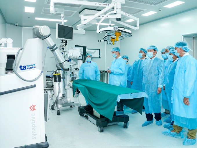 Lãnh đạo Sở Y tế TP HCM cùng đại diện hai bệnh viện tham quan phòng phẫu thuật robot thần kinh - sọ não - cột sống, đặc biệt cấp cứu đột quỵ tại Bệnh viện Tâm Anh. Ảnh: Bệnh viện cung cấp